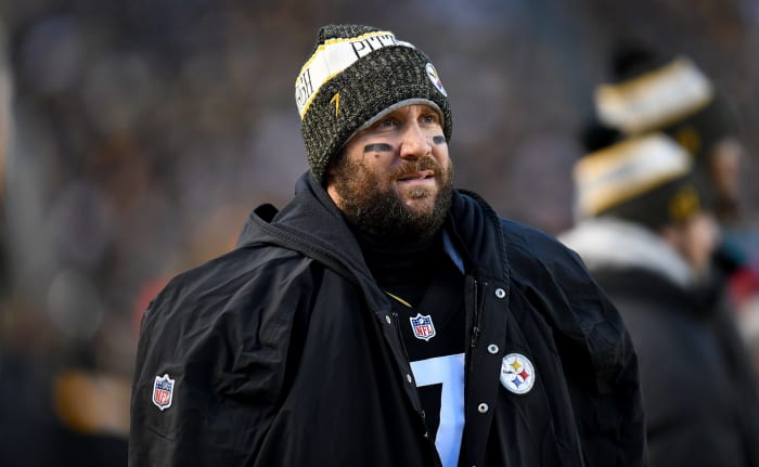 Pittsburgh Steelers QB Ben Roethlisberger on the sideline.
