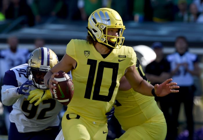 Oregon Ducks QB Justin Herbert running with the football.