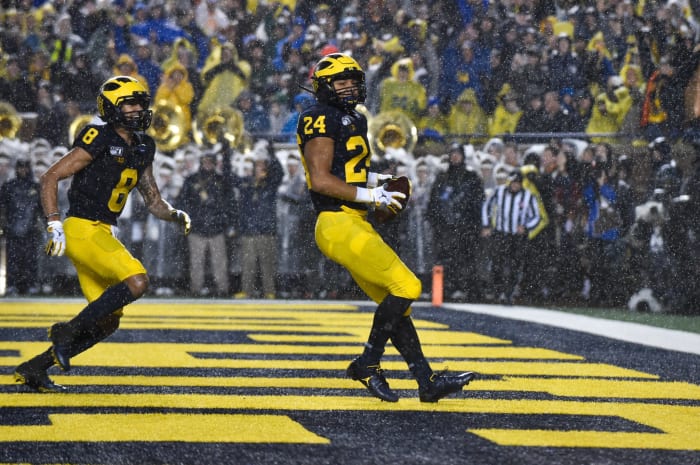 Zach Charbonnet celebrates a touchdown for the Michigan Wolverines.