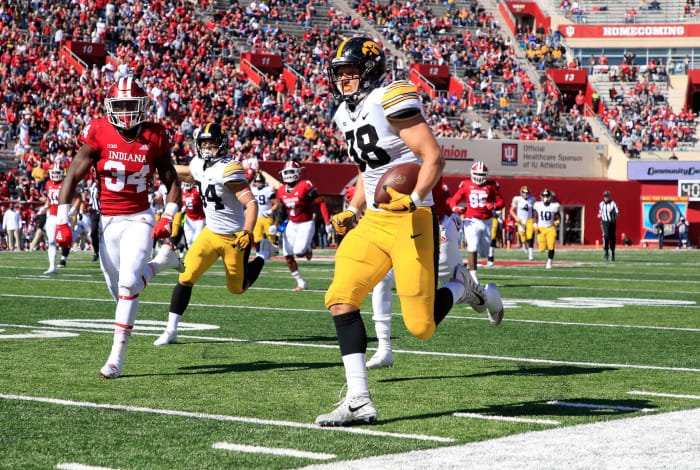 T.J. Hockenson of the Iowa Hawkeyes runs for a touchdown.