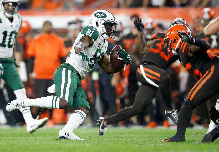 Jets WR Quincy Enunwa running with the football against the Cleveland Browns in an NFL game.