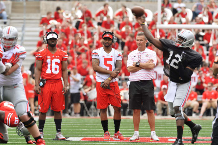 Cardale Jones throwing a pass at an Ohio State football practice.