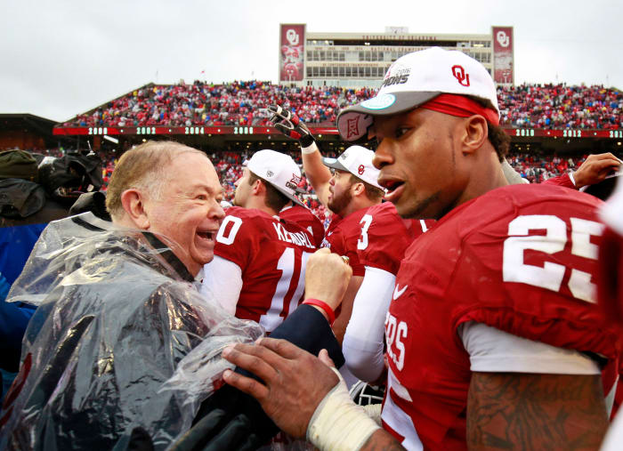 Oklahoma president David Boren speaks to running back Joe Mixon.