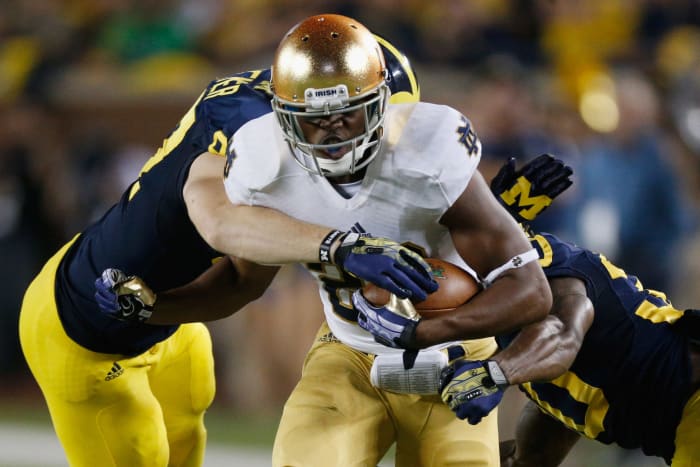 C.J. Prosise running the ball for Notre Dame