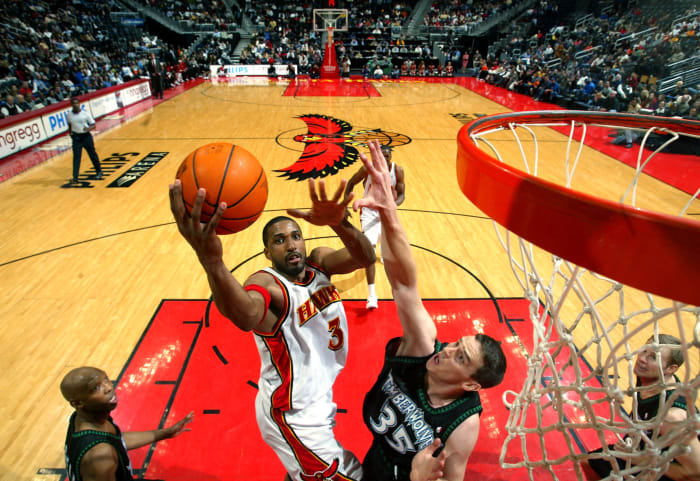 Shareef Abdur-Rahim attacks the rim for the Atlanta Hawks.