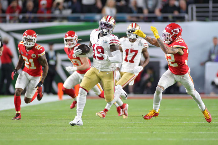 Deebo Samuel runs the football for the San Francisco 49ers in the Super Bowl.