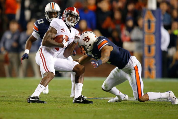 Carlton Davis tackles an Alabama player.