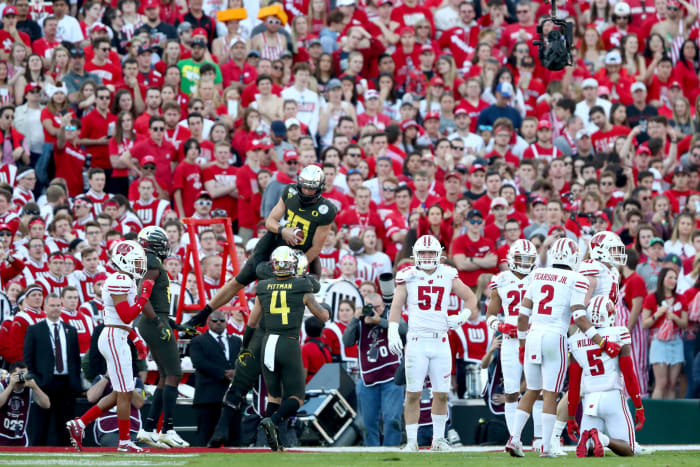 Wisconsin Fans Are Furious With The Rose Bowl's Referees - The Spun