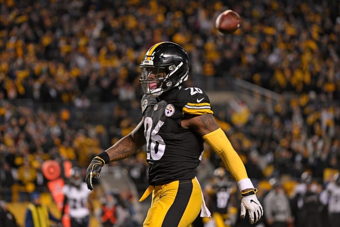 LeVeon Bell walking on the field.