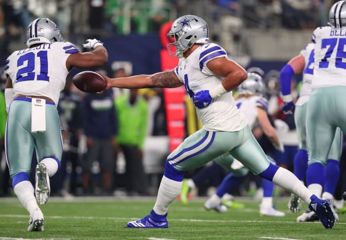 Dak Prescott handing the ball of to Ezekiel Elliott.