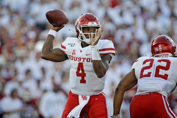 Houston QB D'Eriq King prepares to throw a pass in a game.