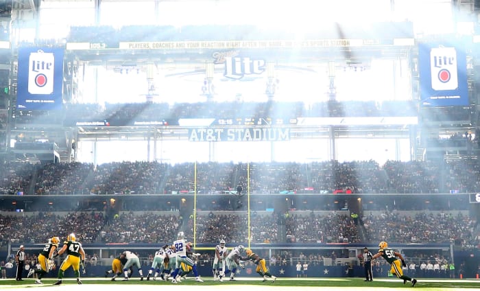 A general view of a game being played between the Dallas Cowboys and Green Bay Packers.