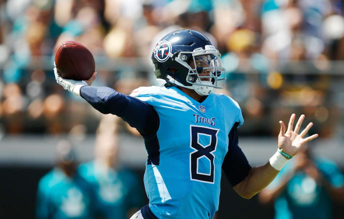 Marcus Mariota throwing a pass.