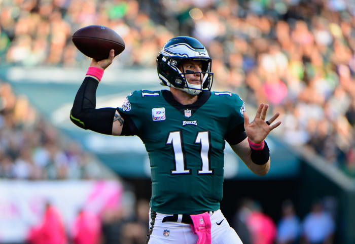 Philadelphia Eagles QB Carson Wentz throwing a pass.