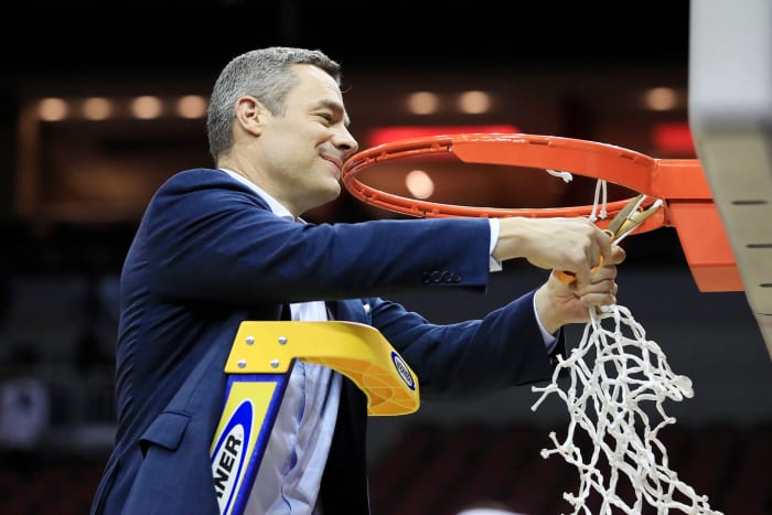 Tony Bennett cutting down the net.