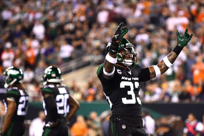 Jamal Adams urges the New York Jets crowd to cheer at MetLife Stadium.