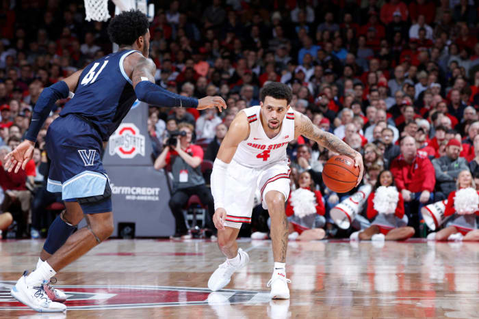 Duane Washington Jr. of the Buckeyes dribbles the ball.