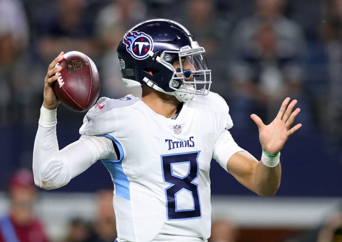 Marcus Mariota throwing a pass.