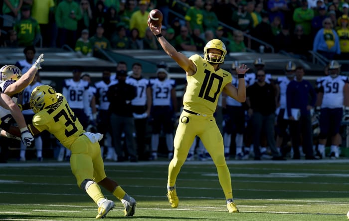 Oregon Ducks QB Justin Herbert throwing a pass.