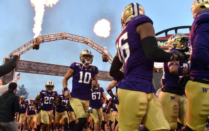 Washington quarterback Jacob Eason runs onto the field.