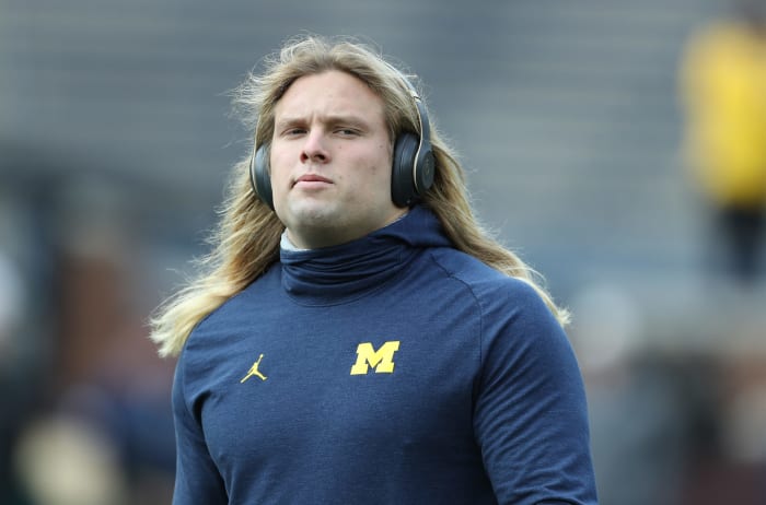 michigan star defensive player chase winovich on the field
