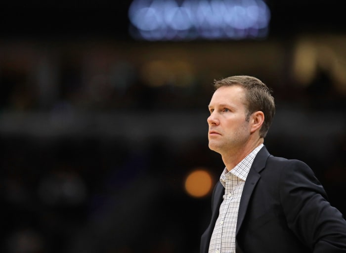 A general photo of Fred Hoiberg during a Bulls game.