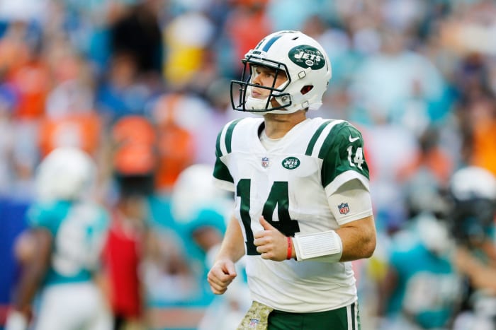 Sam Darnold running off the field during a Jets game.