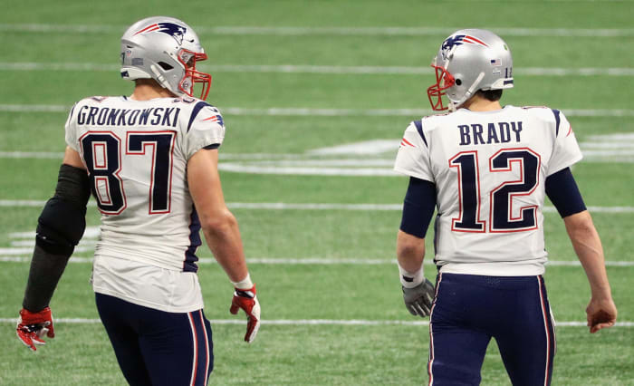 Tom Brady talks to Rob Gronkowski.