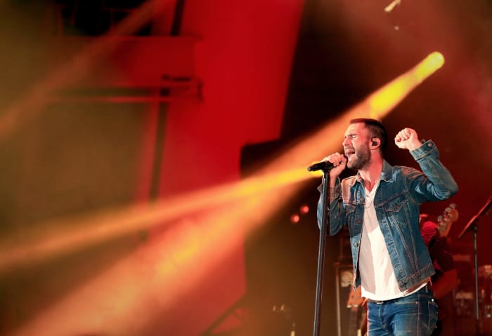 maroon 5 performs in california