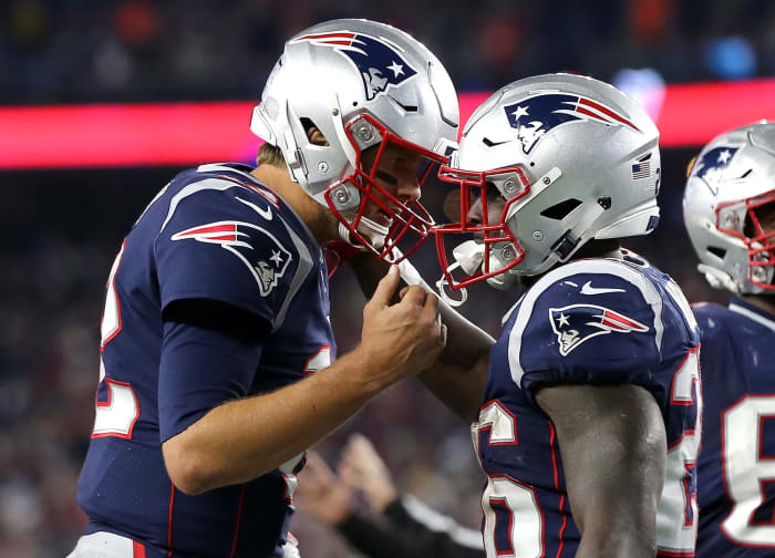 tom brady celebrates with his teammates during the win over the chiefs