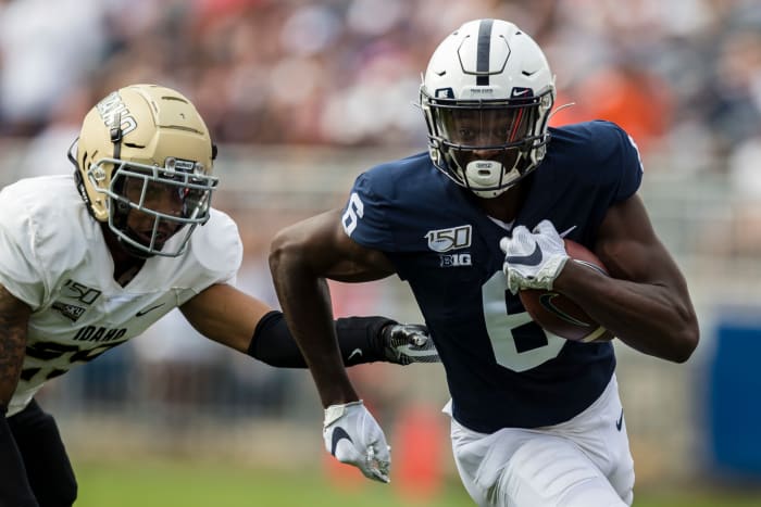 Wide receiver Justin Shorter runs with the ball during a game.