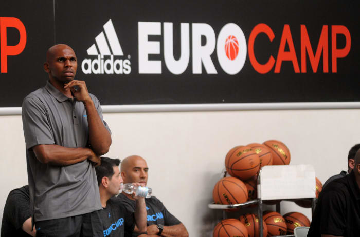Jerry Stackhouse coaching at adidas EuroCamp.