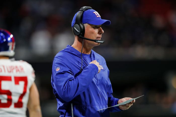 Pat Shurmur coaches the New York Giants on the sideline.