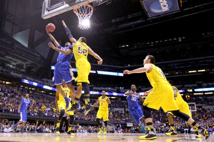 Kentucky and Michigan play during NCAA Tournament.