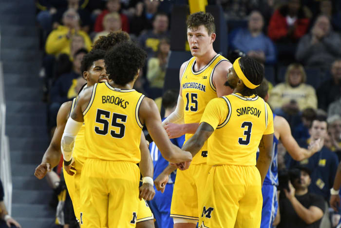 Jon Teske and the Michigan Wolverines huddle up.