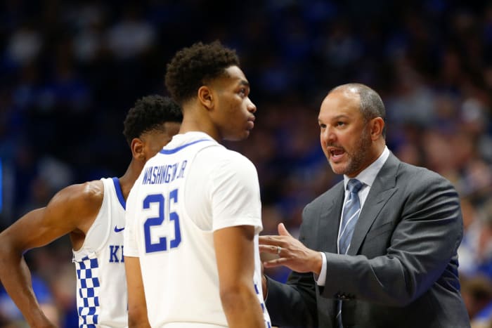 Tony Barbee speaks to Kentucky basketball players.