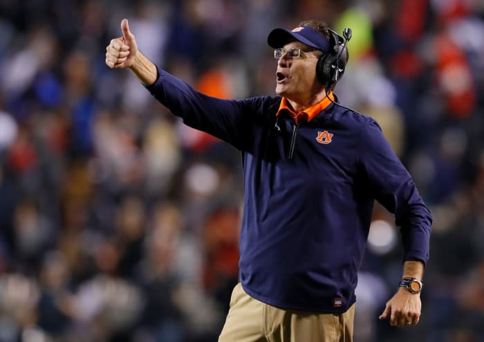 Gus Malzahn gives the thumbs up after a big Auburn play.