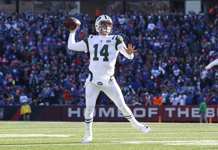 Sam Darnold throwing a pass.