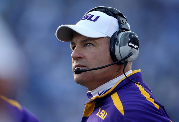 Les Miles coaching LSU.