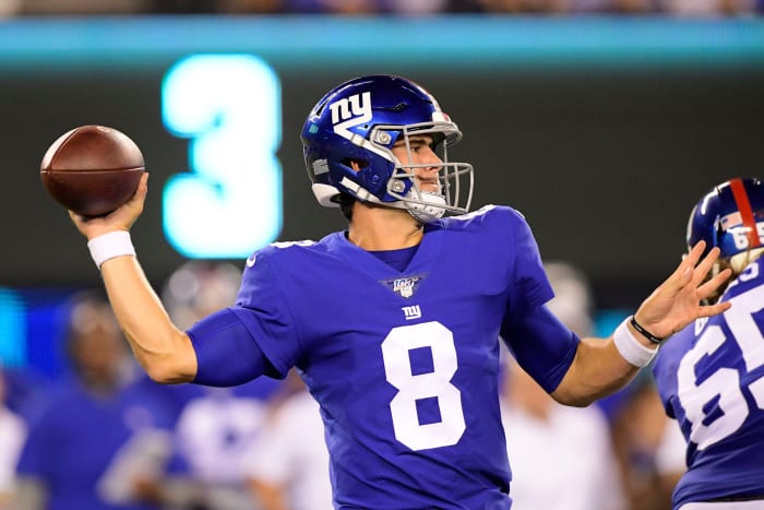Daniel Jones throws a pass for the New York Giants.