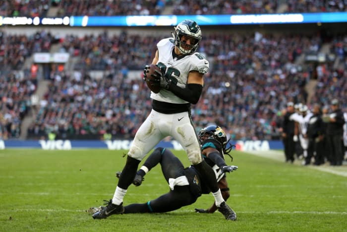 Zach Ertz catching a touchdown.