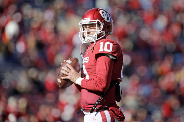 oklahoma quarterback austin kendall warms up