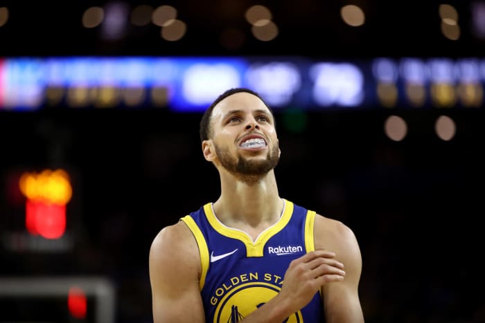Stephen Curry preparing to take free throws.