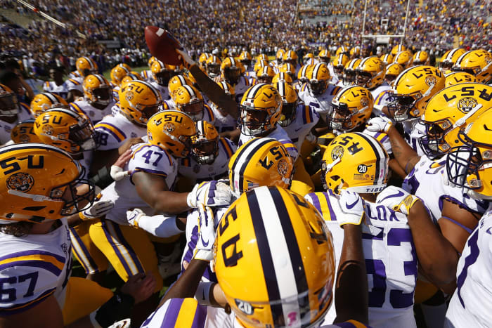 LSU Tigers huddle before game
