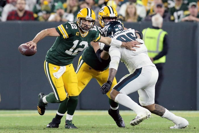 Derek Barnett chases Aaron Rodgers in the Eagles vs. Packers game.