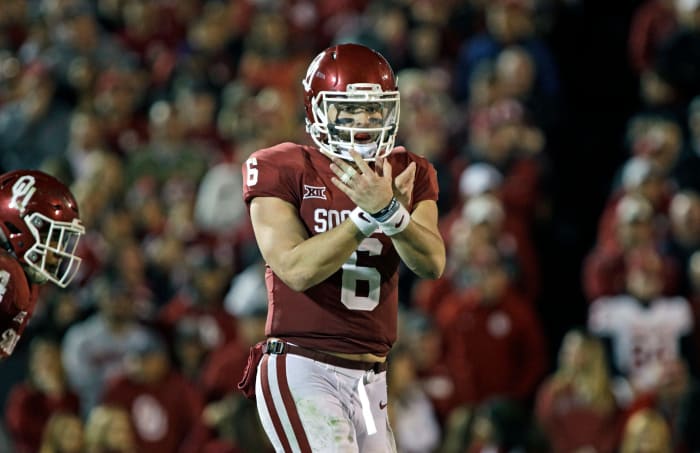 Baker Mayfield signaling a play for oklahoma.