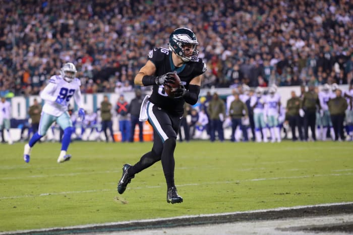 Zach Ertz catching a touchdown.