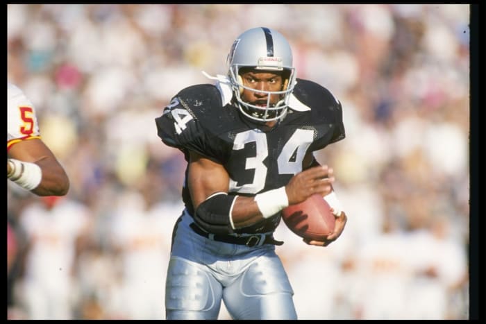 Bo Jackson runs the ball.