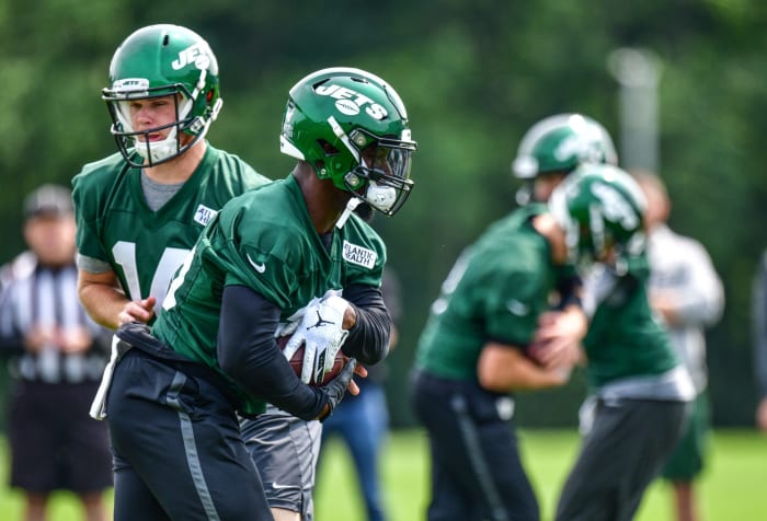 Le'Veon Bell runs with the ball during Jets minicamp practice.