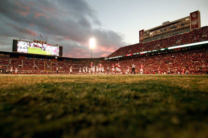 A general view of an Oklahoma Sooners football game.